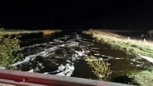 BOLIVAR: CONTINÚAN SIN HALLAR A LAS TRES PERSONAS DESAPARECIDAS BAJO EL AGUA
