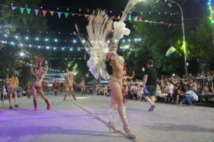 PRIMERA NOCHE DE CARNAVAL: LLUVIA Y MUCHA ALEGRÍA