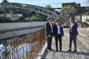 KICILLOF RECORRIÓ LAS OBRAS DEL RÍO LUJÁN JUNTO A INTENDENTES DE LA REGIÓN