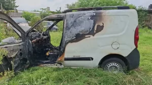 TRAGEDIA: CHOCAN EN ACCESO Y SE INCENDIA UTILITARIO CON PADRE E HIJO ADENTRO