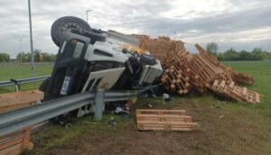 VOLCÓ UN CAMIÓN EN AU5 Y ACCESO OESTE Y SU CONDUCTOR QUEDÓ ATRAPADO