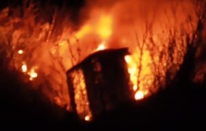 DESPISTE, VUELCO E INCENDIO DE AUTO QUE VIAJABA UNA FAMILIA EN ZONA RURAL