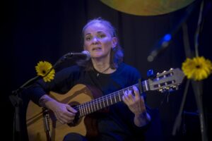 MARIEL SOLARI PRESENTÓ EN VIVO SU DISCO «BUSCANDO EL DÍA»