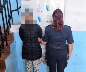 LE PEGÓ A UNA MUJER POLICIA Y TERMINÓ EN EL CALABOZO