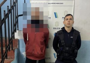 DETENIDOS AL INTENTAR ROBARSE UNA PUERTA