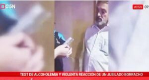 LA PLATA: POSITIVO EN ALCOHOLEMIA AMENAZÓ DE «HACERLO FATAY» A AGENTE «POR GAY»
