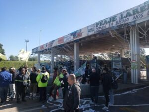 LUCHA GREMIAL Y BARRERAS LEVANTADAS EN LOS PEAJES