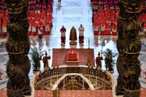 EN VIVO: UNA MULTITUD DESPIDE LOS RESTOS DEL PAPA FRANCISCO