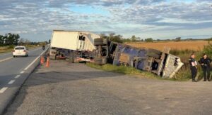 DESPISTE Y VUELCO DE ACOPLADO EN LA RUTA 5