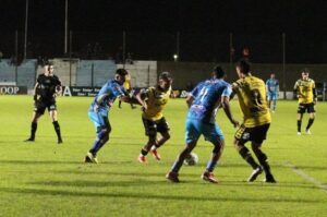 ARGENTINO DE MERLO APABULLÓ A FLANDRIA: 3 A 0