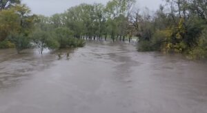 TEMPORAL EN MERCEDES: EL RÍO SIGUE BAJANDO Y QUEDAN 20 PERSONAS EVACUADAS