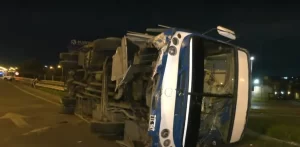 ACCESO OESTE: CHOCAN CAMIÓN Y MICRO QUE TERMINÓ VOLCADO