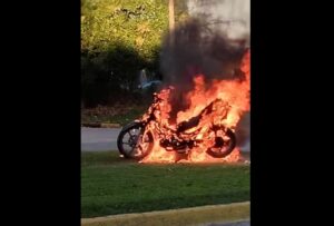 INCREÍBLE: JOVEN PRENDE FUEGO UNA MOTO EN PLENA AVENIDA 40