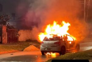 JOSÉ C PAZ: HALLAN DOS CUERPOS CALCINADOS EN AUTO Y SE CREE FUE AJUSTE DE CUENTAS