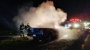 INCENDIO DE CAMIONETA DE MERCEDINO EN RUTA 5