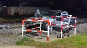 TREN ARROLLÓ CAMIONETA EN GOWLAND: UNA PERSONA FALLECIDA