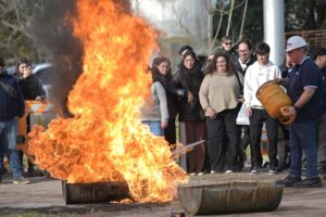 ESTUDIANTES DE MERCEDES REALIZAN PRÁCTICAS EN CAMPO DE LOS BOMBEROS