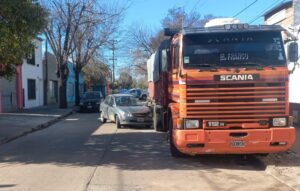 FUERTE CHOQUE DE AUTO A CAMIÓN: EL CONDUCTOR DEBIÓ SER INTERNADO