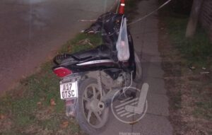 URGENTE: JOVEN PELEA POR SU VIDA TRAS CHOCAR SU MOTO CON UN AUTO
