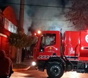 URGENTE: INCENDIO DE VIVIENDA EN 32 Y 41