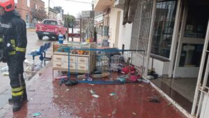 S.A. DE GILES: EL INCENDIO DE LA FARMACIA Y LA PARTICIPACION DE BOMBERO MERCEDINO