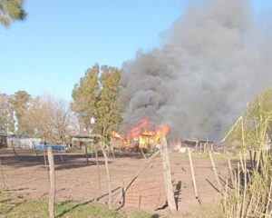 VORAZ INCENDIO DESTRUYÓ POR COMPLETO VIVIENDA ENTRE TOMÁS JOFRÉ Y LA VERDE