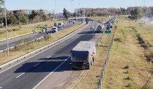 MUERE MOTOCICLISTA EN LA AU 5 IMPACTADO POR UNA CAMIONETA