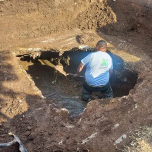 ARREGLAN UN GRAN POZO PRODUCIDO POR LÍQUIDOS CLOACALES EN AVENIDA 47