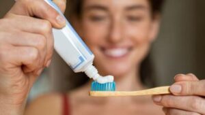 ANMAT PROHIBIÓ RECONOCIDA CREMA DENTAL Y RETIRO DE LA VENTA