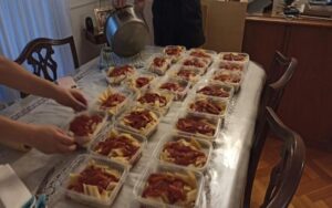 BRIGADAS SOLIDARIAS: LLEVAN COMIDA A PERSONAS EN SITUACIÓN DE CALLE EN MERCEDES