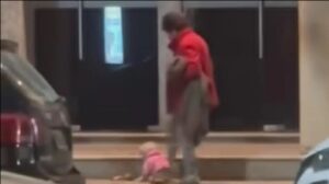 CHIVILCOY: MUJER APREHENDIDA POR PATEAR A SU PERRITA EN PLENA VÍA PÚBLICA
