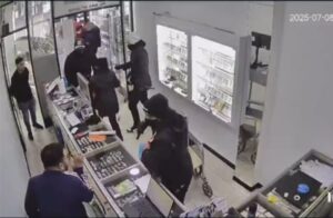 CINEMATOGRÁFICO ROBO EN QUILMES: FINGEN DISCAPACIDAD Y DESVALIJAN JOYERÍA