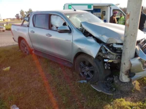 RUTA 5: CHOCÓ CONTRA POSTE DE LUZ Y DIO POSITIVO DE ALCOHOLEMIA