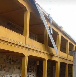 TEMOR POR COMO QUEDO UNA CHAPA DEL TECHO DEL CEMENTERIO TRAS EL FUERTE VIENTO
