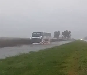 RUTA 5: MICRO VARADO EN UNA ZANJA Y PASAJEROS FUERON RESCATADOS EN LANCHA