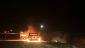 GRAL RIVAS: INCENDIO DE AUTO EN EL QUE DOS POLICÍAS VIAJABAN A MERCEDES