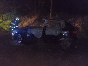 ANOCHE EN SUIPACHA: INCENDIO DE AUTO DE MERCEDINOS