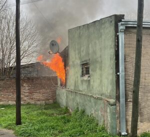 SEGUNDO EN LA SEMANA: INCENDIO DESTRUYÓ POR COMPLETO UNA CASA EN MERCEDES