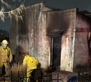 VORAZ INCENDIO DE VIVIENDA EN LA MADRUGADA: UN HOMBRE PELEA POR SU VIDA