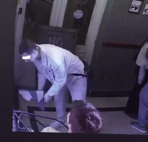 JOVEN ROMPIÓ EN BAR UN AFICHE QUE CELEBRABA RECUPERACIÓN DE NIETO APROPIADO