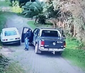 LEVANTÓ A UNA SEÑORA MAYOR EN COLECTORA CON SU CAMIONETA Y PUBLICARON SU FOTO EN REDES