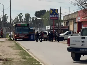 MERLO: MOTOCICLISTA CHOCÓ CONTRA PUERTA QUE SE ABRIÓ, CAYÓ, Y LA PISÓ UN MICRO