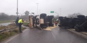 AU 6: VOLCÓ CAMIÓN Y SE PRODUJO CORTE TOTAL EN EL TRÁNSITO