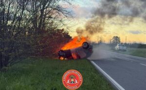 VUELCO E INCENDIO DE AUTOMÓVIL EN RUTA PROVINCIAL 41