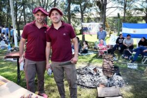 SON AMIGOS, AMAN PRENDER FUEGO Y GANARON LA FIESTA DEL ASADO EN MOQUEHUÁ
