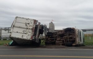 VUELCO DE CAMIÓN QUE TRANSPORTABA AGROQUÍMICOS EN RUTA 5