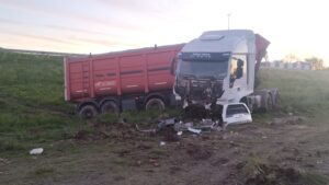 LUJÁN: UN CAMIÓN CAYÓ DESDE EL PUENTE LIBERTAD