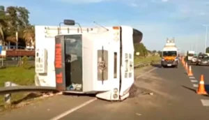 ACCESO OESTE: VUELCO DE UN CAMIÓN CON UN HERIDO DE GRAVEDAD