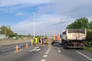 TRÁGICO CHOQUE CON CAMIÓN PARADO EN ACCESO OESTE: DOS MUERTOS