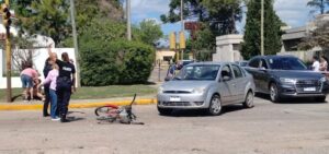 CHOQUE CON AUTO Y SUSTO DE MADRE Y PEQUEÑA HIJA QUE IBAN EN BICICICLETA